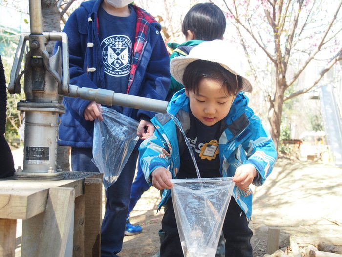 Kids Creationつくば スプリングスクール 井戸 水遊び