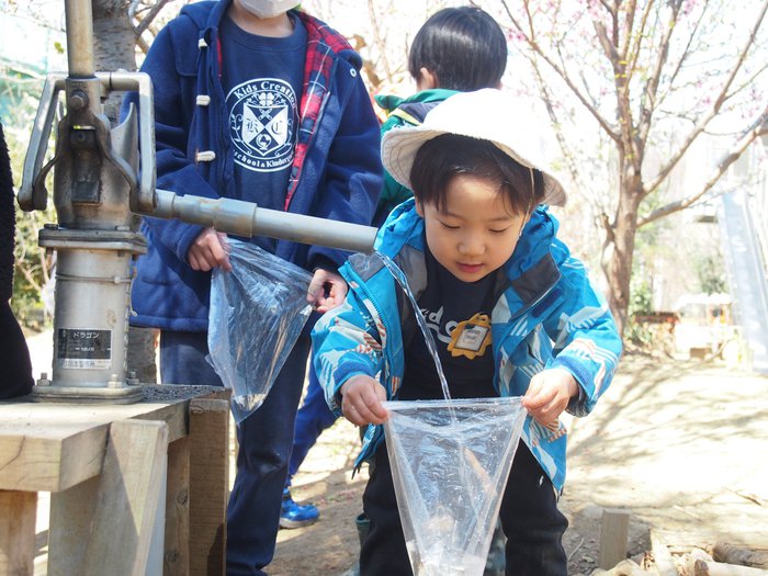 Kids Creationつくば　スプリングスクール　井戸　水遊び